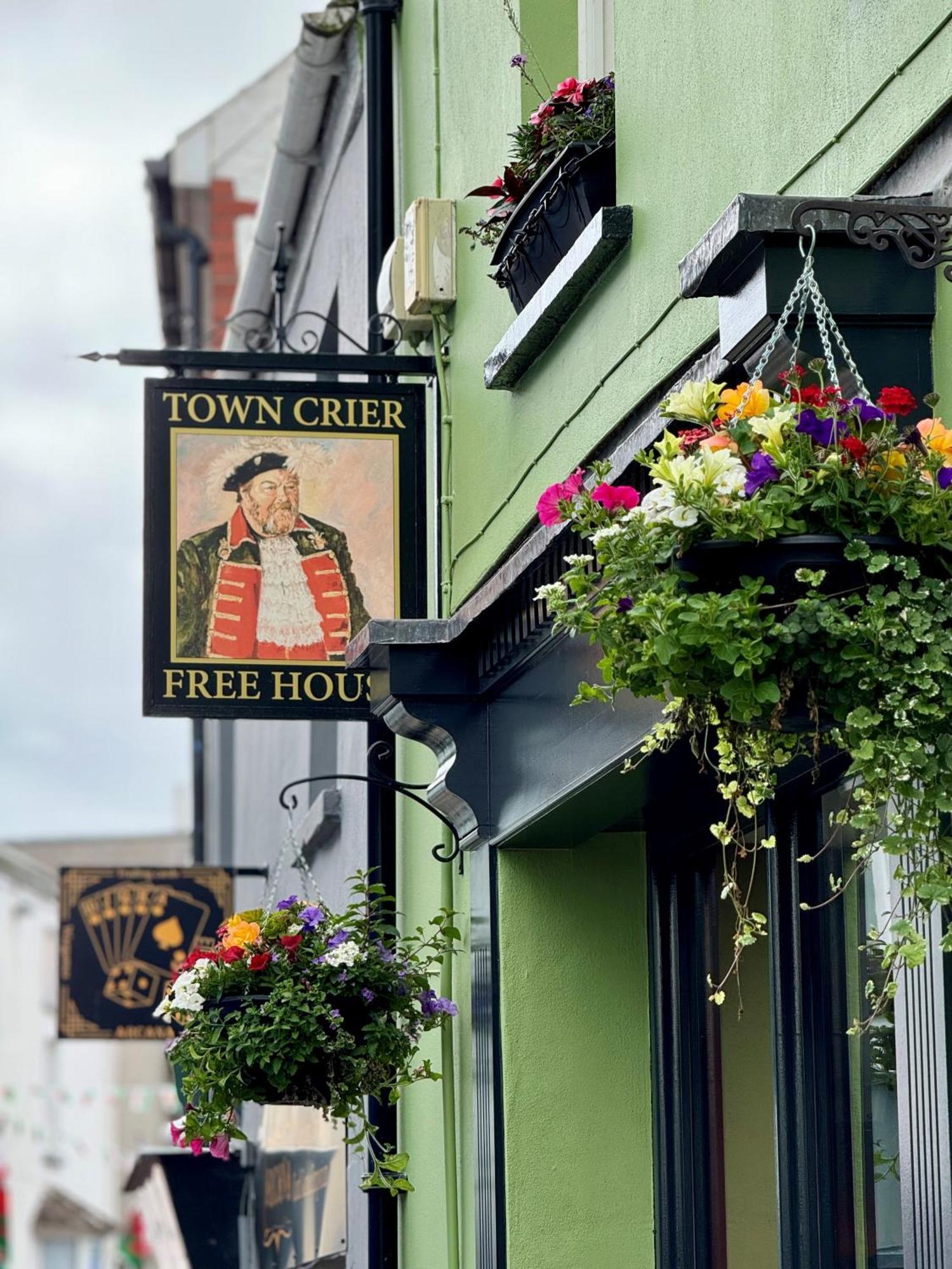 The Town Crier, Tenby Bagian luar foto